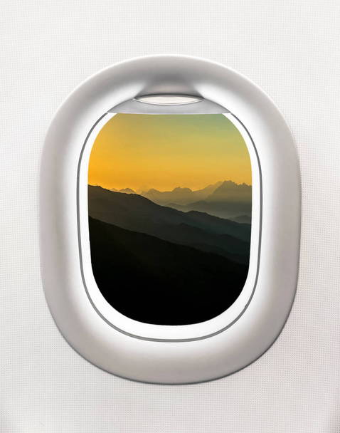 Вид на горы и закат из окна самолета
 - Фото, изображение