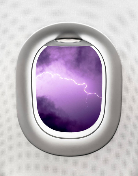 Vista de la tormenta eléctrica desde la ventana del avión - turbulencia
 - Foto, imagen