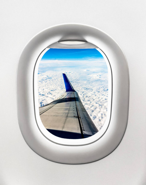 Vista dell'ala dell'aeromobile e delle nuvole dal finestrino dell'aereo
 - Foto, immagini