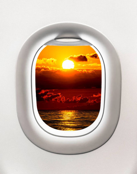 Вид на море и закат из окна самолета
 - Фото, изображение