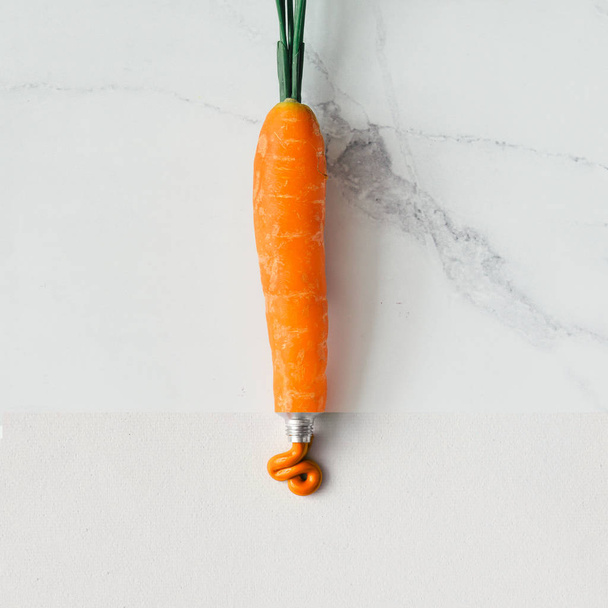 Collage de carotte et tube de peinture orange
 - Photo, image
