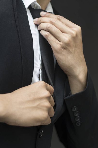 junger Geschäftsmann justiert seine Krawatte - Foto, Bild