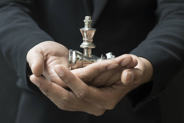 lider biznesu człowiek sukcesu w biznesie w ręku trzymając szachy - Zdjęcie, obraz
