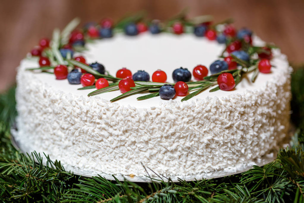 Christmas cake with berries on the background of fir branches - Foto, immagini