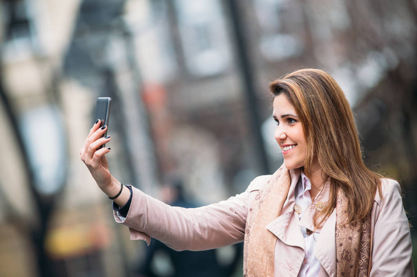 Girl taking selfie - Foto, afbeelding