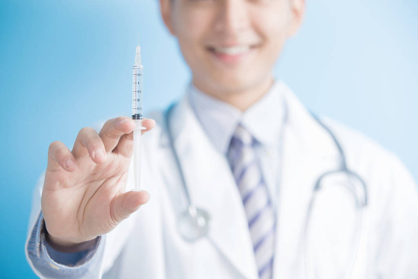 doctor show syringe to you - Фото, зображення