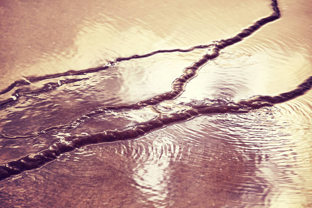 abstrakter verschwommener Hintergrund aus Wasseroberfläche. - Foto, Bild