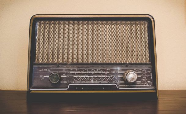 Drewna vintage antyczne łączności radiowej z tarczą radio na drewnianym stole. - Zdjęcie, obraz