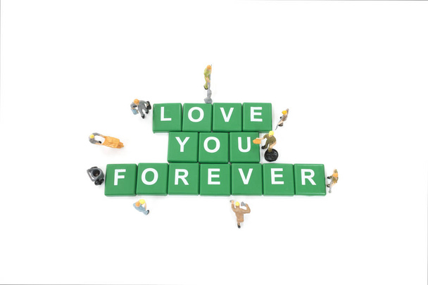 Miniature travailleur team building word love you forever on white ba
 - Photo, image