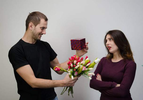 Чоловік дарує жінці подарунок
 - Фото, зображення