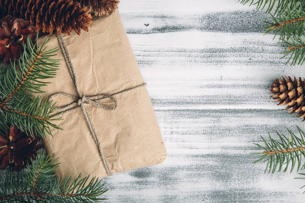 Cadeau artisanal de Noël avec cônes et branches de sapin
 - Photo, image