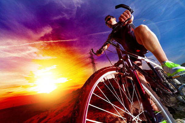 Sport und gesundes Leben. Mountainbike und Landschaft Hintergrund - Foto, Bild