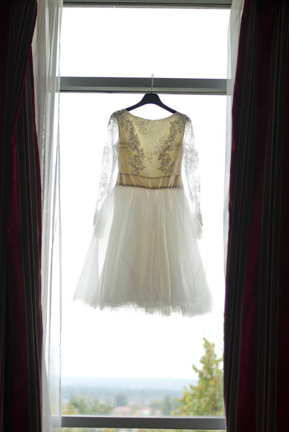 Ідеальна весільна сукня на вішалці в кімнаті нареченої
 - Фото, зображення