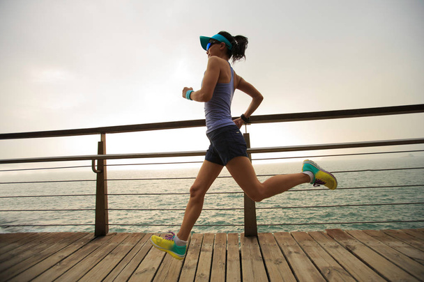 joven fitness mujer corriendo junto al mar
 - Foto, imagen