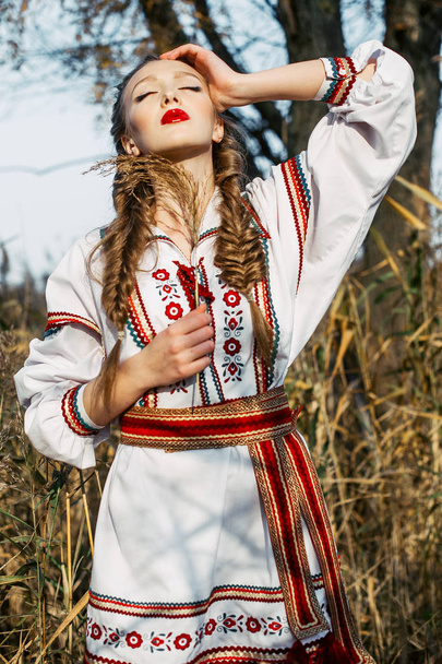Young girl on the summer field  in national Belarus clothes - Φωτογραφία, εικόνα
