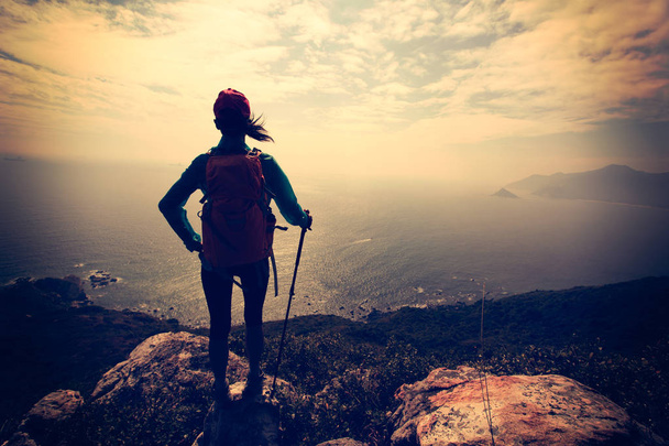 excursionista de pie en el pico de montaña
  - Foto, Imagen
