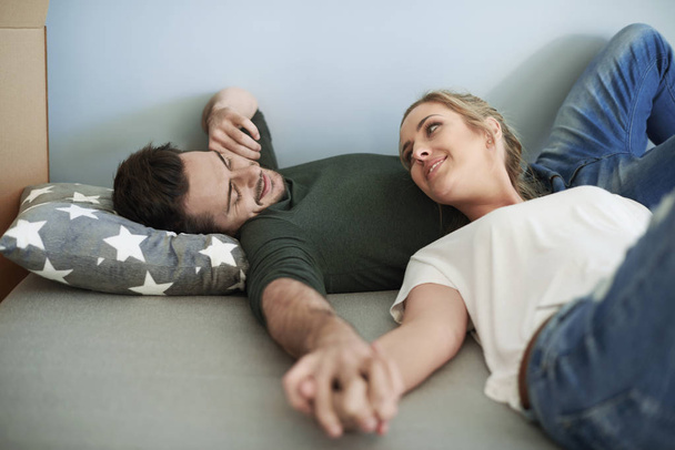 Couple lying down in room - Fotó, kép