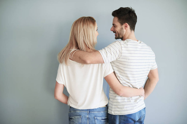 Hugging couple in room - Фото, изображение