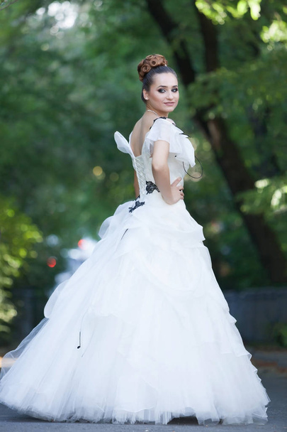 Bruiloft jurk pose - Foto, afbeelding