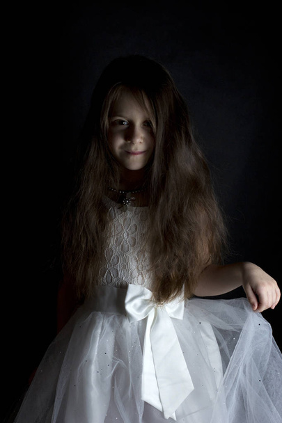 Beyaz elbiseli küçük kız - Fotoğraf, Görsel