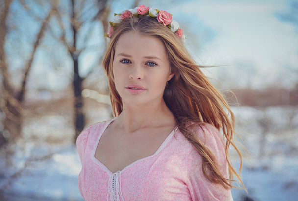 hermosa rubia posando al aire libre en invierno
 - Foto, Imagen