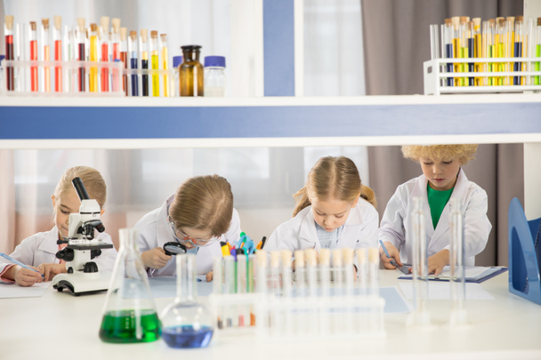 Žáci studují v laboratoři  - Fotografie, Obrázek