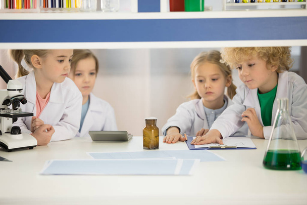 Schoolkinderen studeren in laboratorium    - Foto, afbeelding