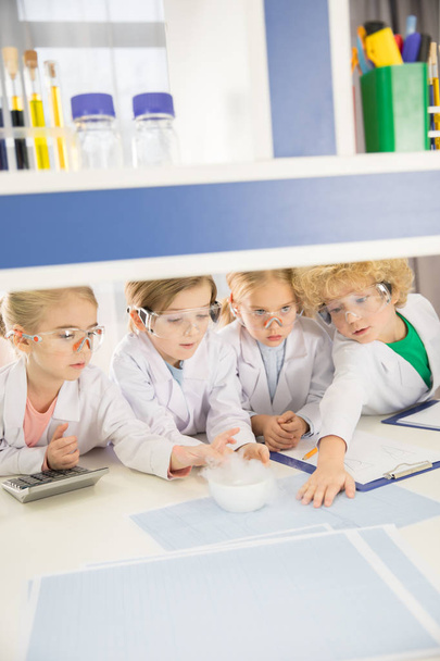 Los escolares estudian en laboratorio
    - Foto, Imagen