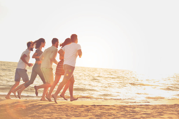mladí lidé se bavit na pláži - Fotografie, Obrázek