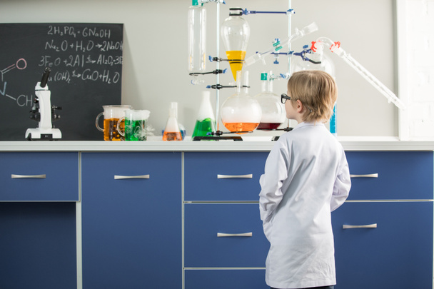 Niño en laboratorio de ciencias
 - Foto, Imagen