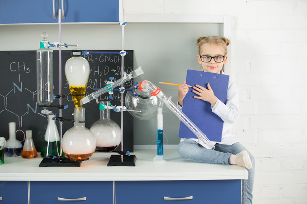 Little girl in laboratory - Zdjęcie, obraz