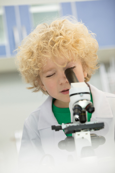 Niño mirando a través del microscopio
 - Foto, imagen