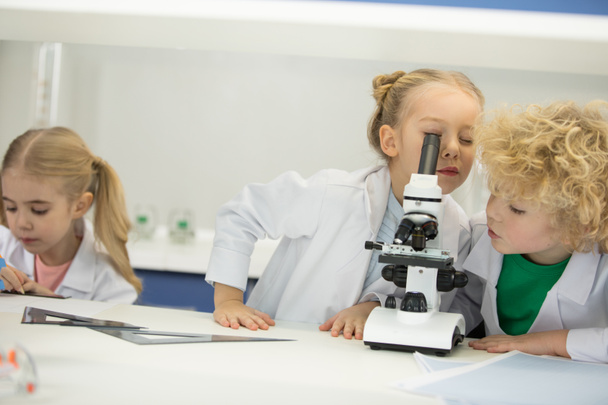 Bambini che guardano attraverso il microscopio
 - Foto, immagini