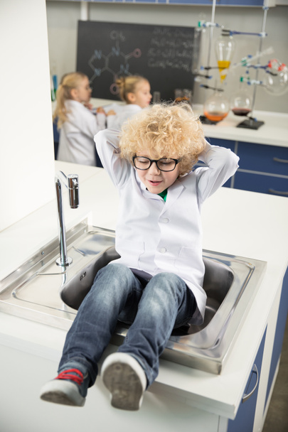 Junge sitzt im Waschbecken - Foto, Bild