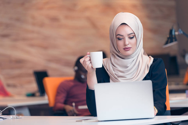 Arabic business woman working in office. - Fotoğraf, Görsel