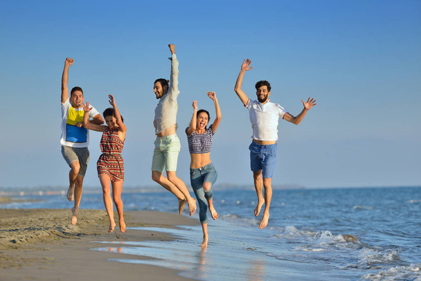 los jóvenes se divierten en la playa
 - Foto, Imagen
