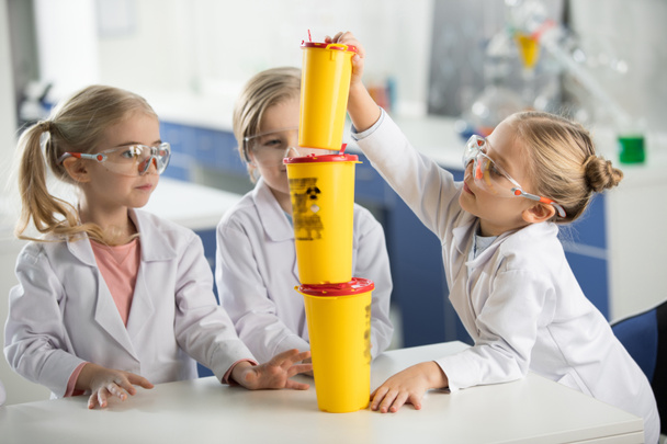 Niños en laboratorio de ciencias
 - Foto, imagen
