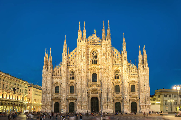 ミラノ大聖堂の夜景 - 写真・画像
