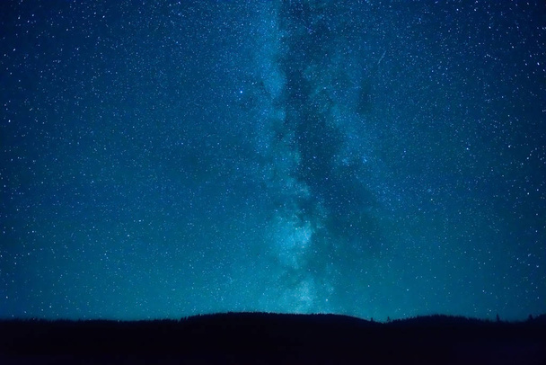 Νύχτα σκούρο μπλε του ουρανού με πολλά αστέρια - Φωτογραφία, εικόνα