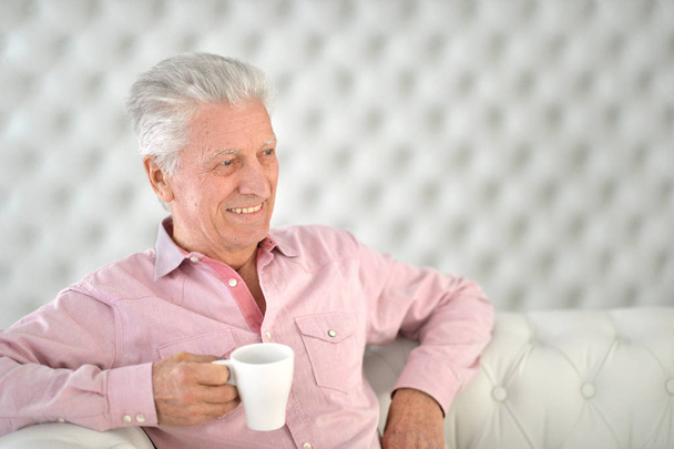 mature man with cup - Φωτογραφία, εικόνα