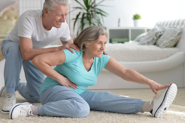 mature couple making exercises - Foto, afbeelding