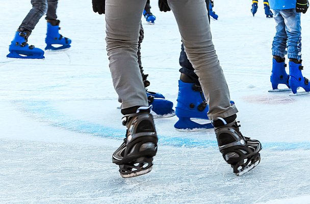 スケート リンクで冬の活動楽しみ - 写真・画像