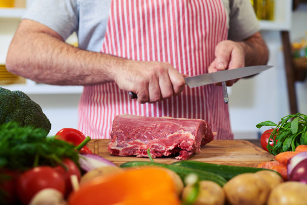 Recorte de las manos cuchillo afilador para cortar carne
 - Foto, Imagen