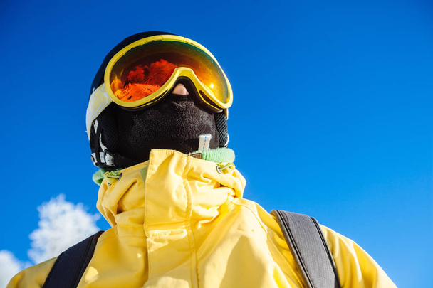 Snowboarder looking ahead  - Фото, зображення