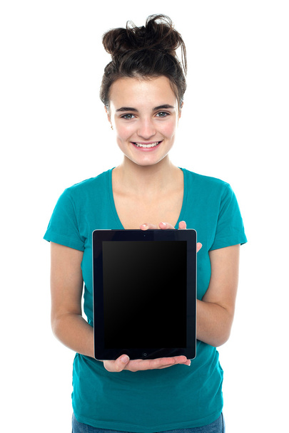 Adolescente casual mostrando dispositivo de tableta recién lanzado
 - Foto, Imagen