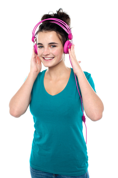 Cheerful pretty girl listening to music - Valokuva, kuva
