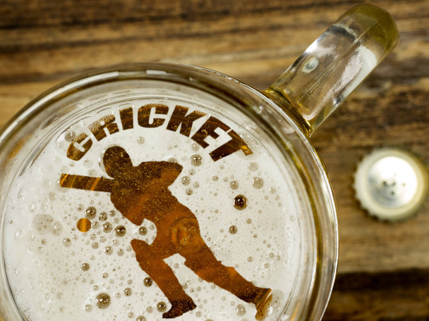 ビールの泡のクリケット選手 - 写真・画像