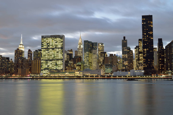 skyline de Manhattan por la noche
. - Foto, imagen