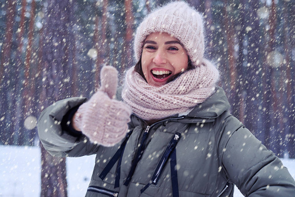 Portret van vrouw genieten van de winter dag in de buitenlucht - Foto, afbeelding