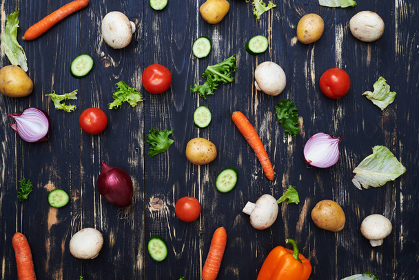 Sliced vegetables evenly arranged over wooden flat layout - Foto, afbeelding